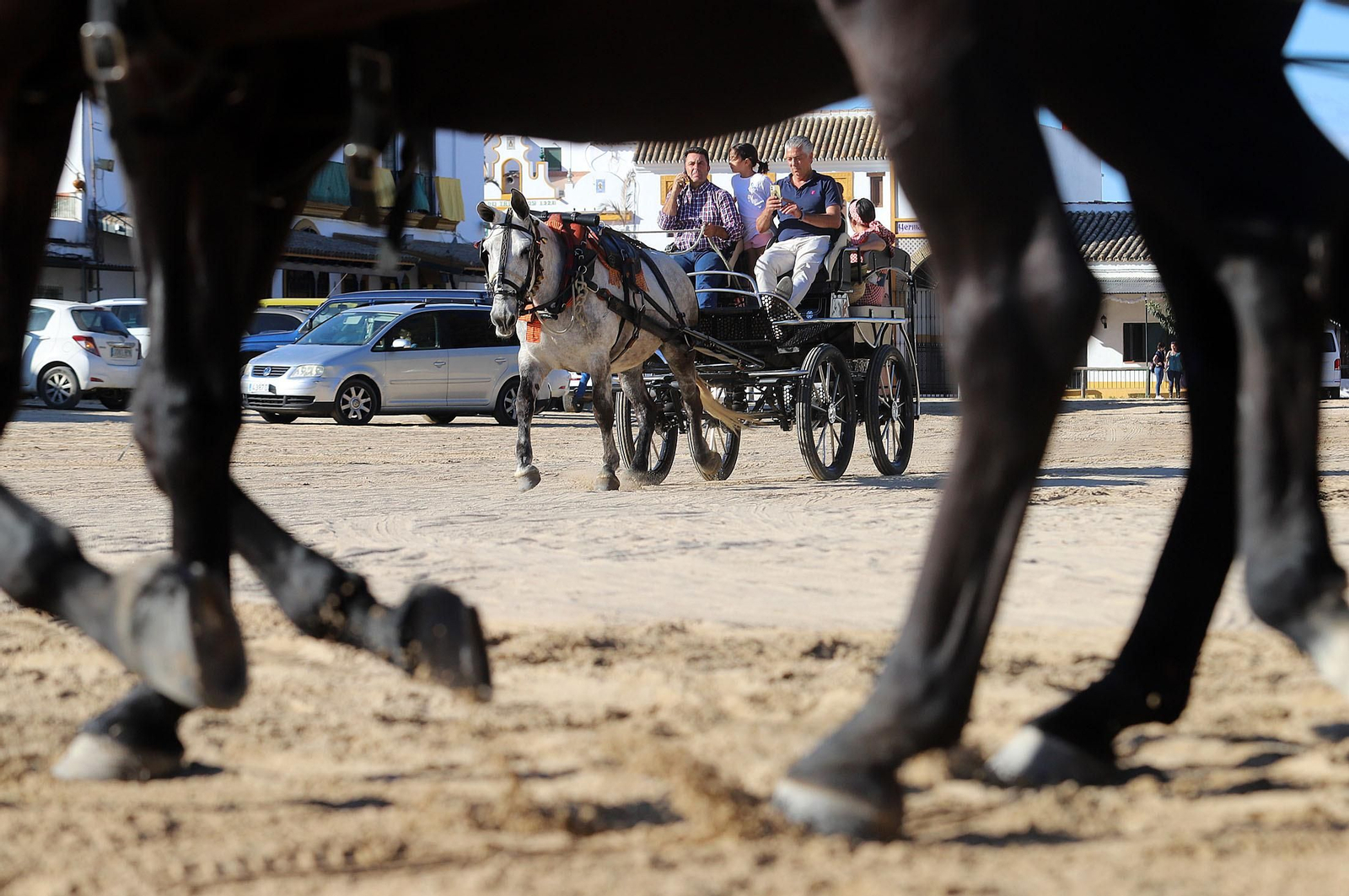Ambiente en la aldea del Rocío previo a la llegada de las Hermandades, en imágenes
