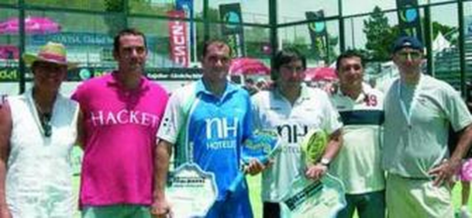 Sebastián Nerone y Cristian Gutiérrez reciben el premio final.