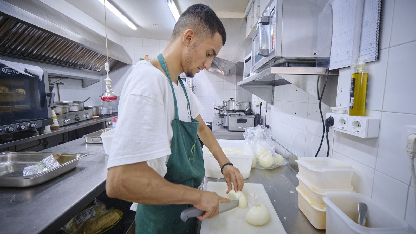 Un joven marroquí, en un restaurante de Chiclana de la Frontera, de archivo.