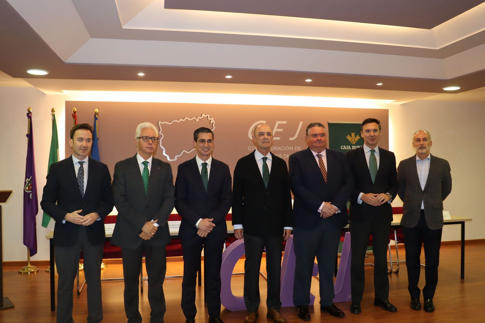 Foto de familia de representantes de la Caja Rural y de la CEJ.