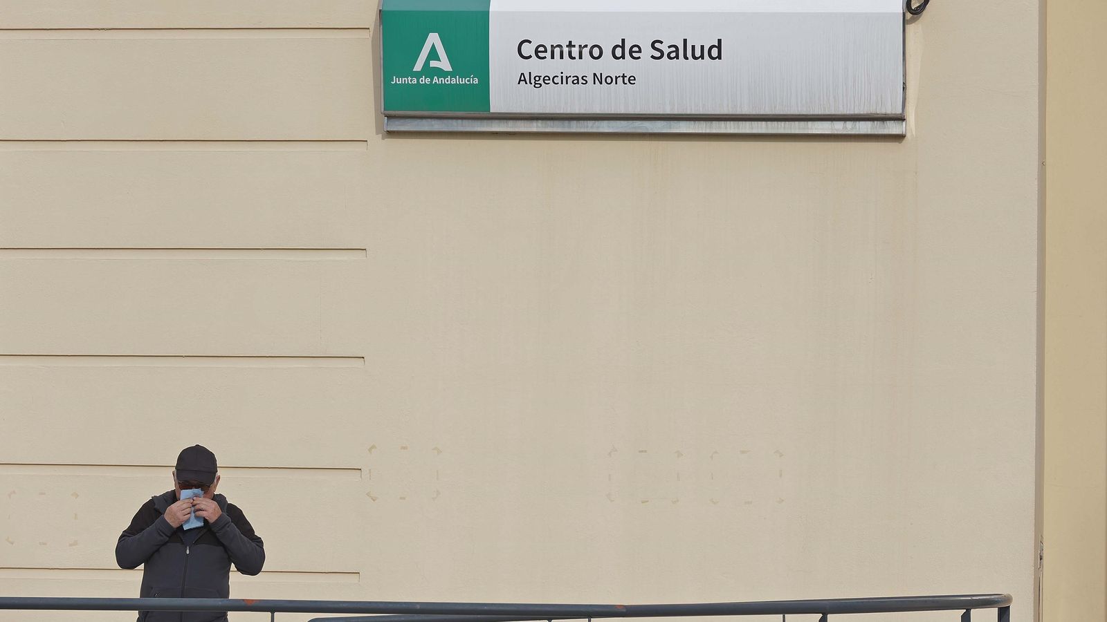 Un paciente espera en el exterior de un ambulatorio de Algeciras para ser atendido.