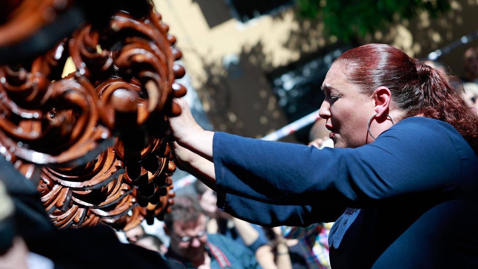Una mujer dedica una saeta a pie de trono.