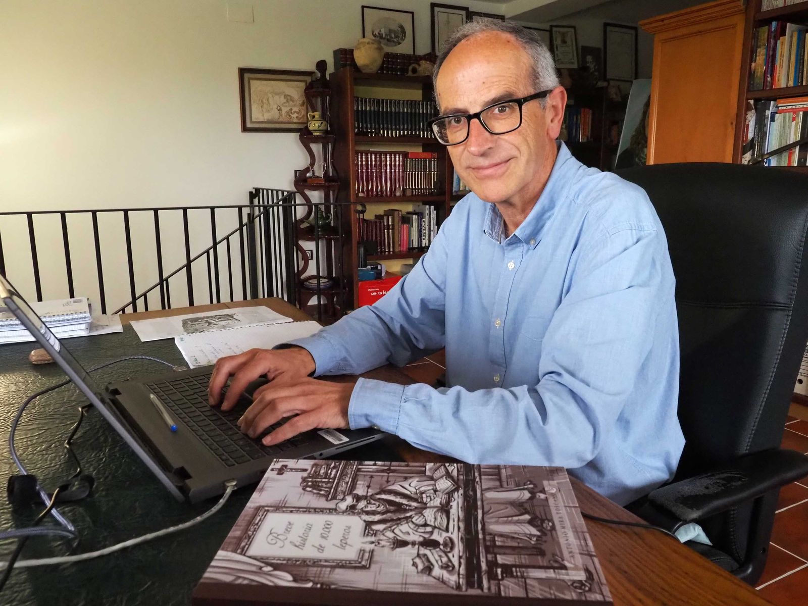 Antonio Mira, trabajando en su despacho, en su casa de Cartaya.