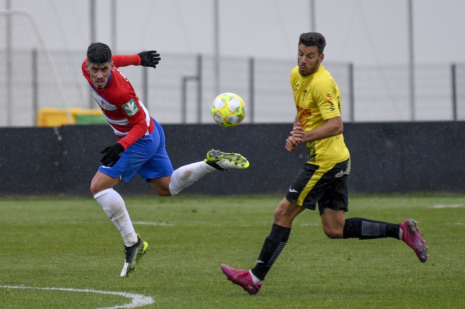 Montoro despeja el balón con la testa