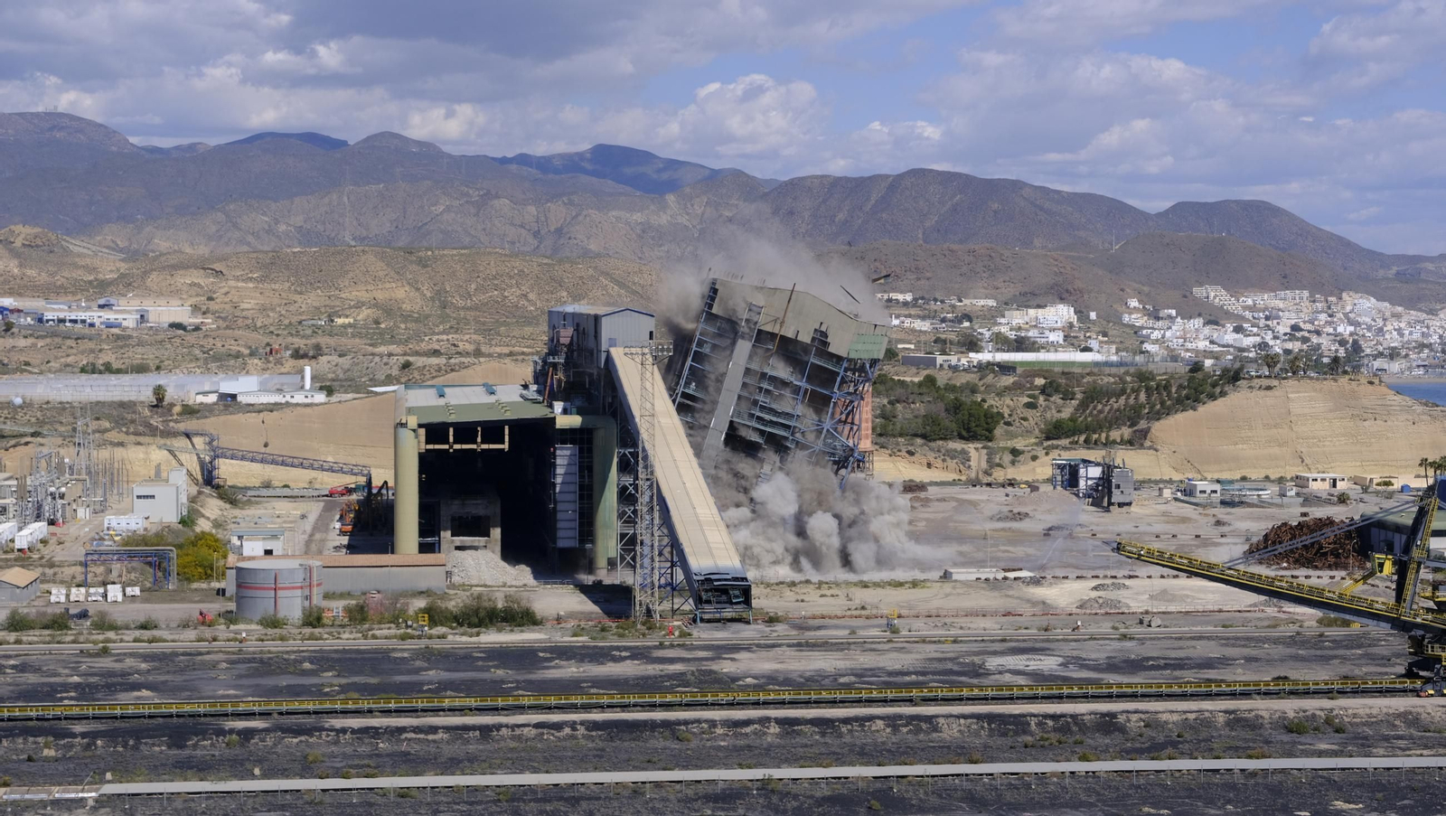 La voladura-demolición de la central térmica de Endesa en Carboneras, en imágenes
