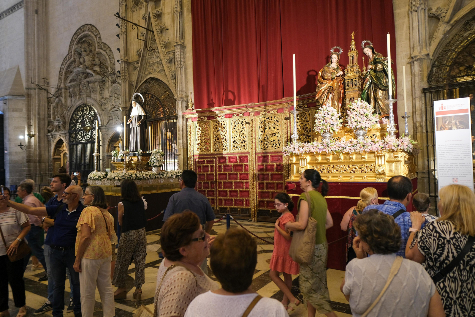 Preparativos, altares, escaparates, balcones para el Corpus