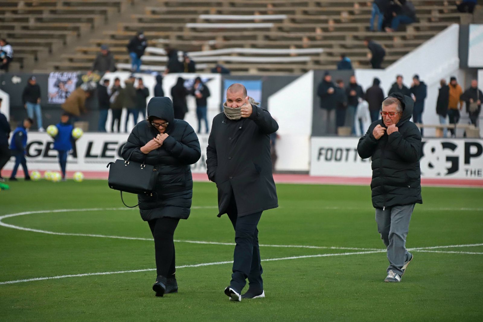 Raffaele Pandalone cruza el césped del Municipal antes del partido con el Badajoz