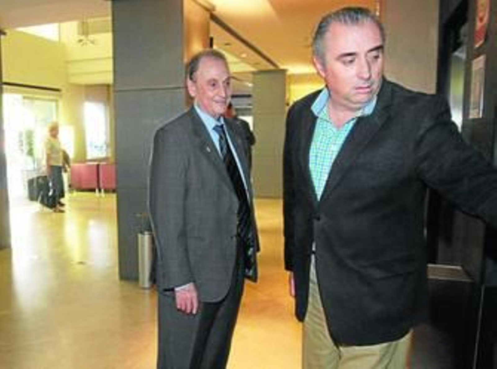 Manuel Ruiz de Lopera y su sobrino Javier Páez, a la salida de una de las comidas que siguen manteniendo con otros accionistas y es consejeros del Betis.