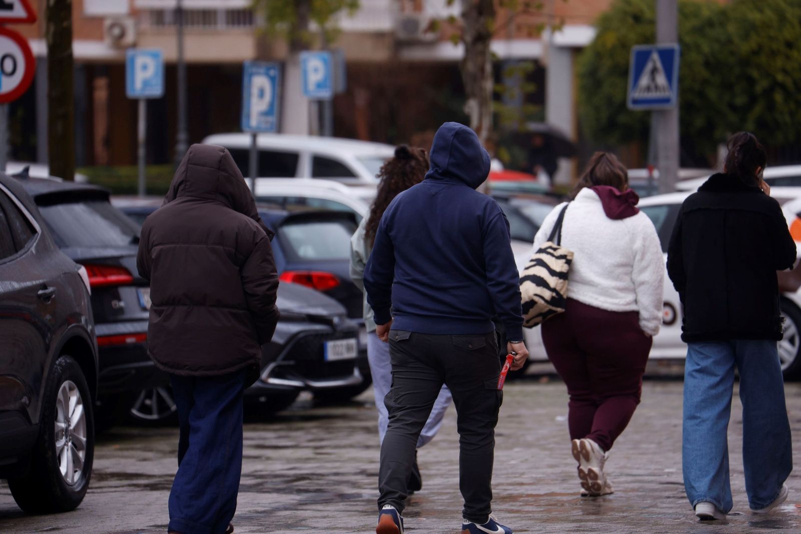 Familiares de las víctimas del accidente de Adamuz se dirigen hacia el centro cívico Poniente Sur.