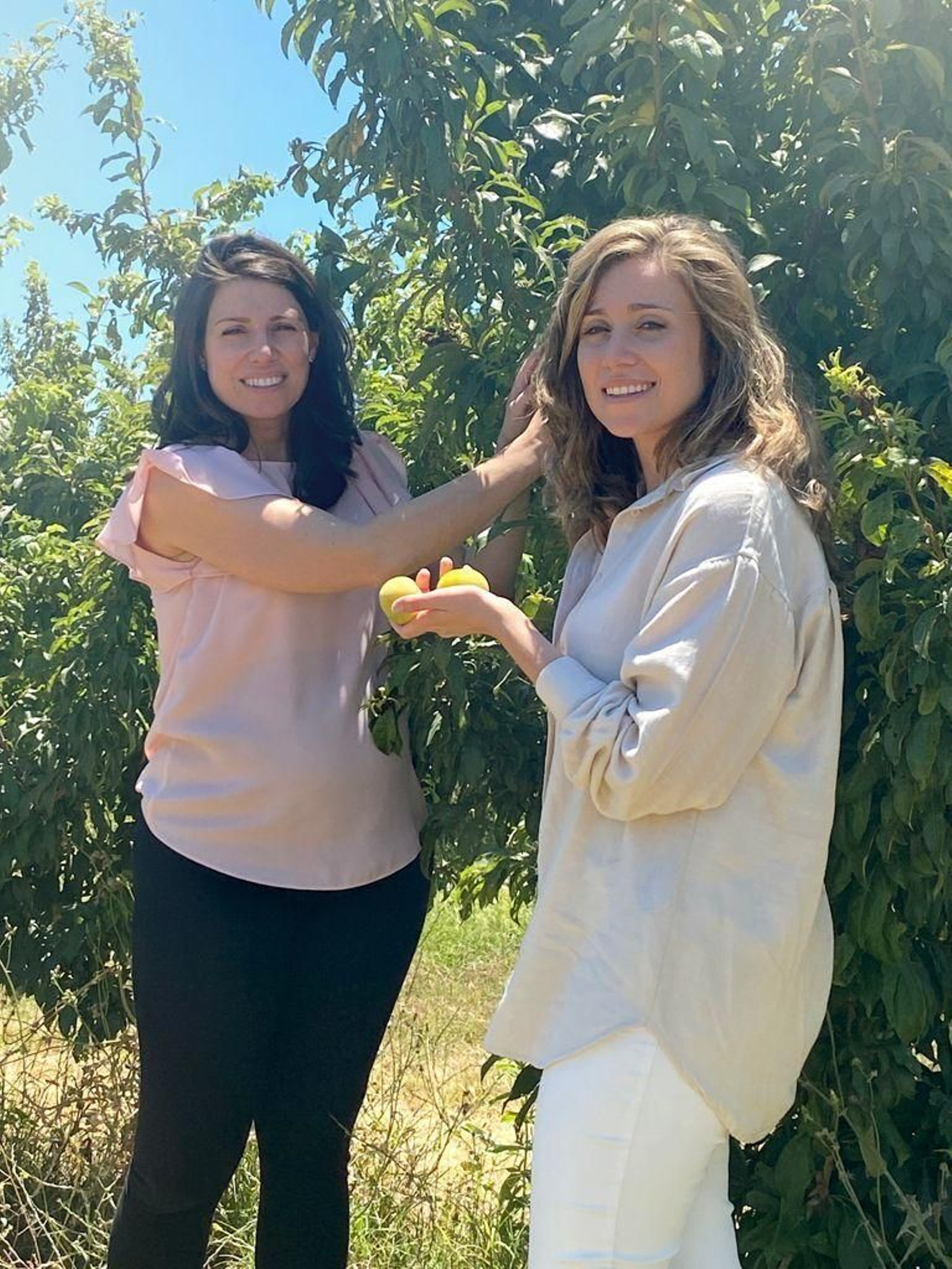 Victoria e Isabel Martín, hermanas agricultoras de fruta de hueso en Lepe. Victoria e Isabel Martín, hermanas agricultoras de fruta de hueso en Lepe.
