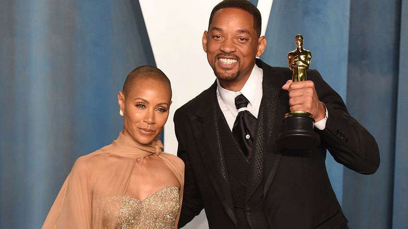 Will Smith muestra su Oscar con su mujer, Jada Pinkett.