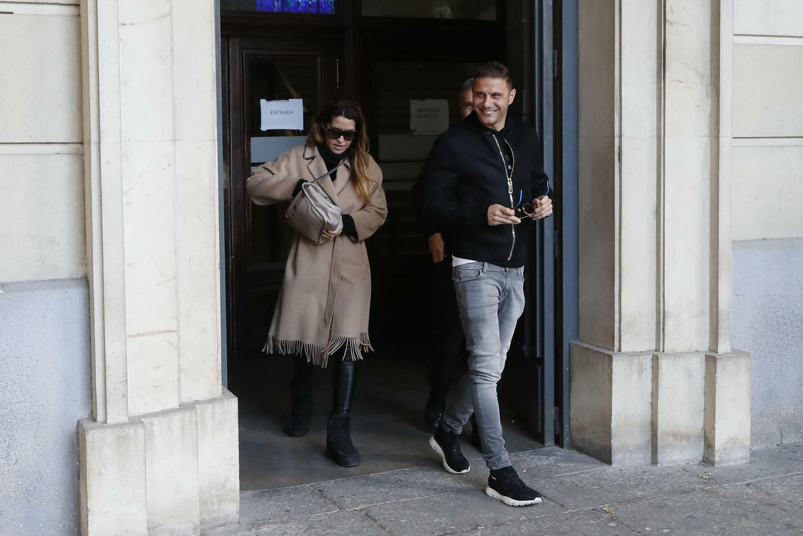 Joaquín sale de los juzgados de Sevilla junto a su mujer.