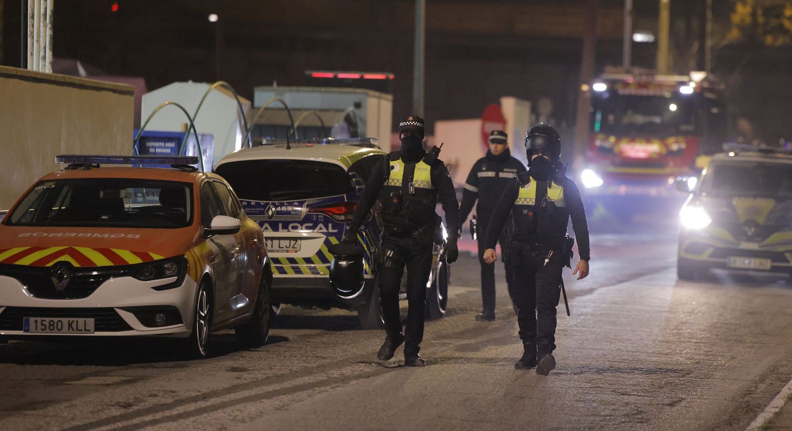 El derribo de la gasolinera de Alcosa, todas las fotos