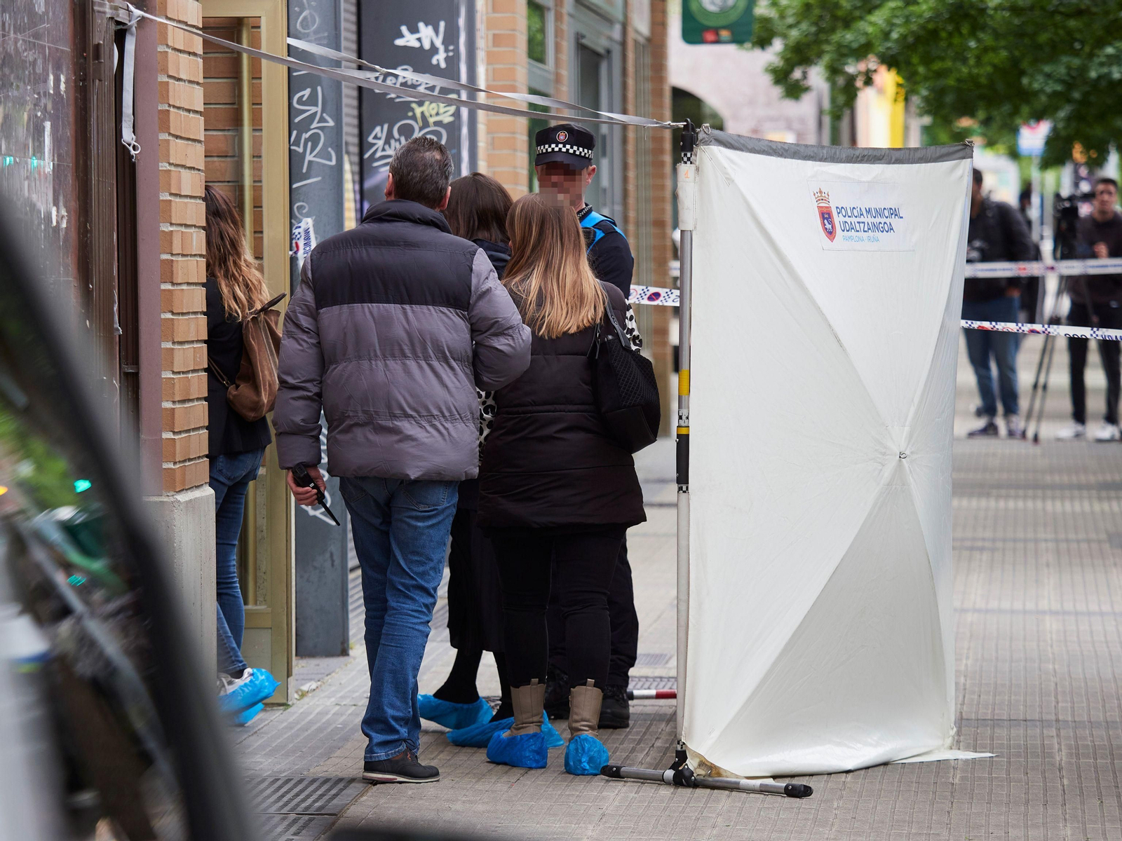 Agentes de policía en el edificio donde se ha producido el crimen.