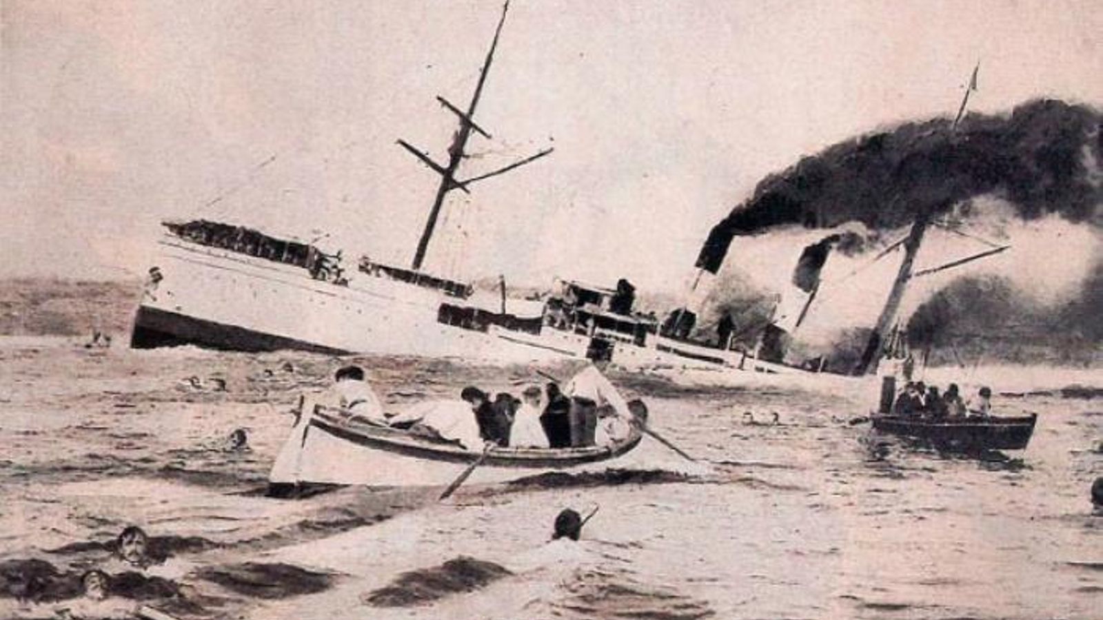 Momentos del rescate de los naufragados del Utopía.