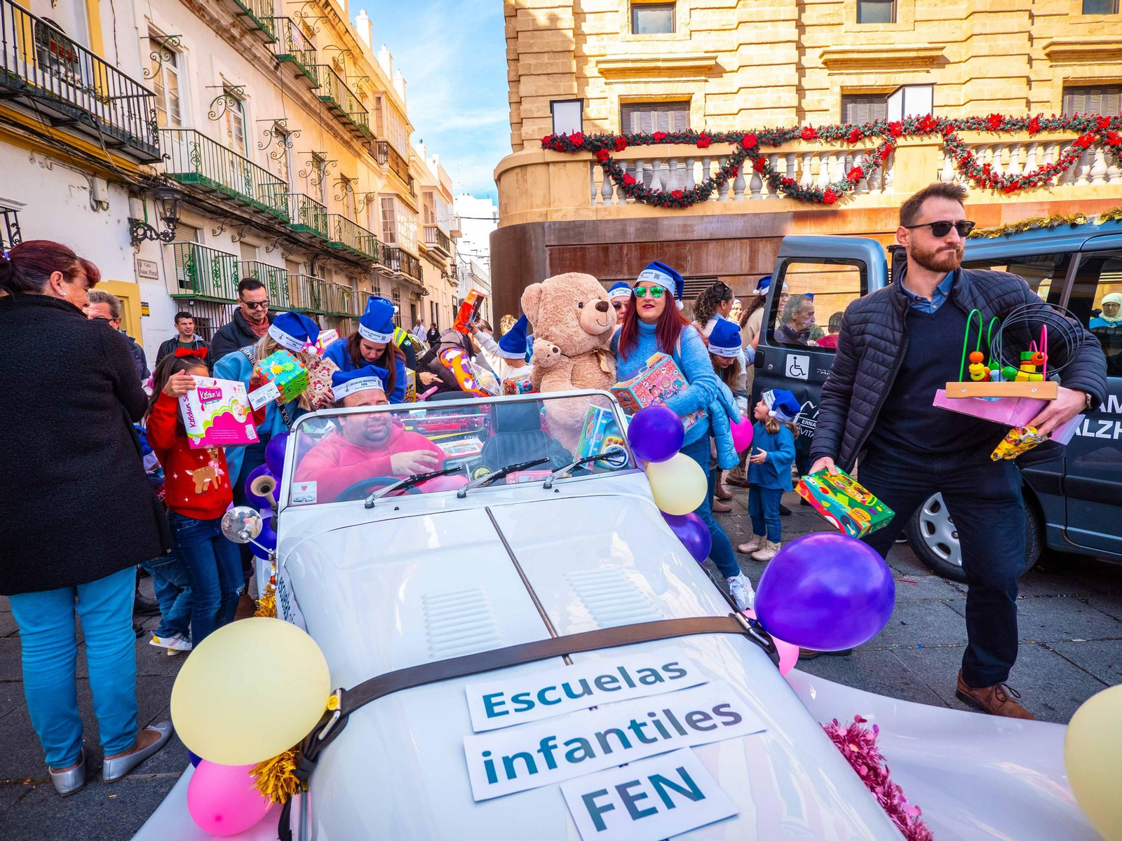 La Caravana Solidaria recoge cientos de regalos para echar una mano a los Reyes Magos en San Fernando