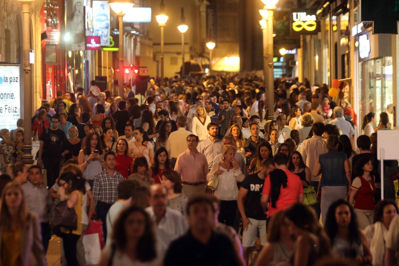 Detalle de la calle Gondomar abarrotada de gente en día de Shopping Night.