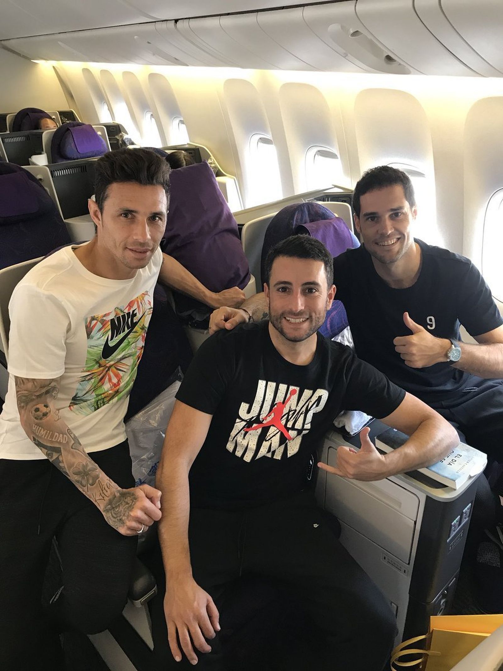 Rubén Castro, junto con Mario Suárez y un conocido de éste, en un vuelo ayer de regreso a España tras finalizar el campeonato chino.