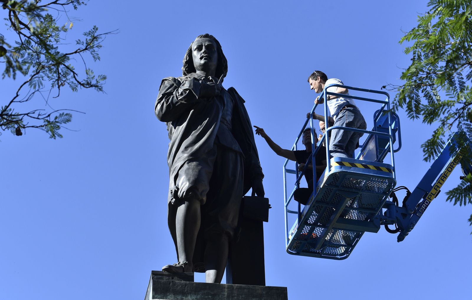Los expertos realizan pruebas sobre la estatua.