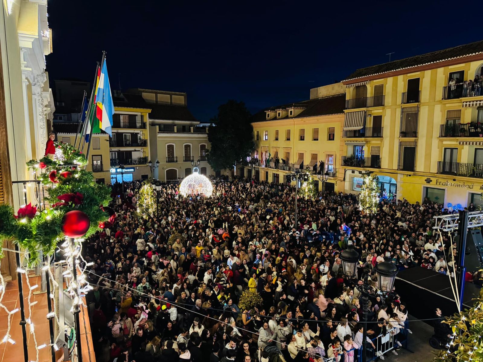 Multitud de personas se reunieron en la Plaza de España para ver el encendido de las luces