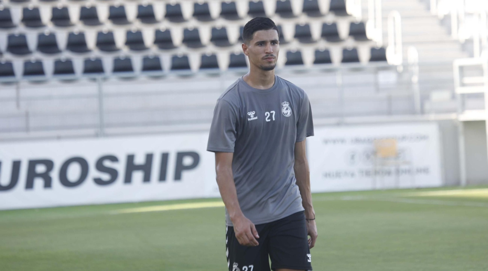 Las fotos del Balona - Estepona de pretemporada en el Ciudad de La Línea (1-1)