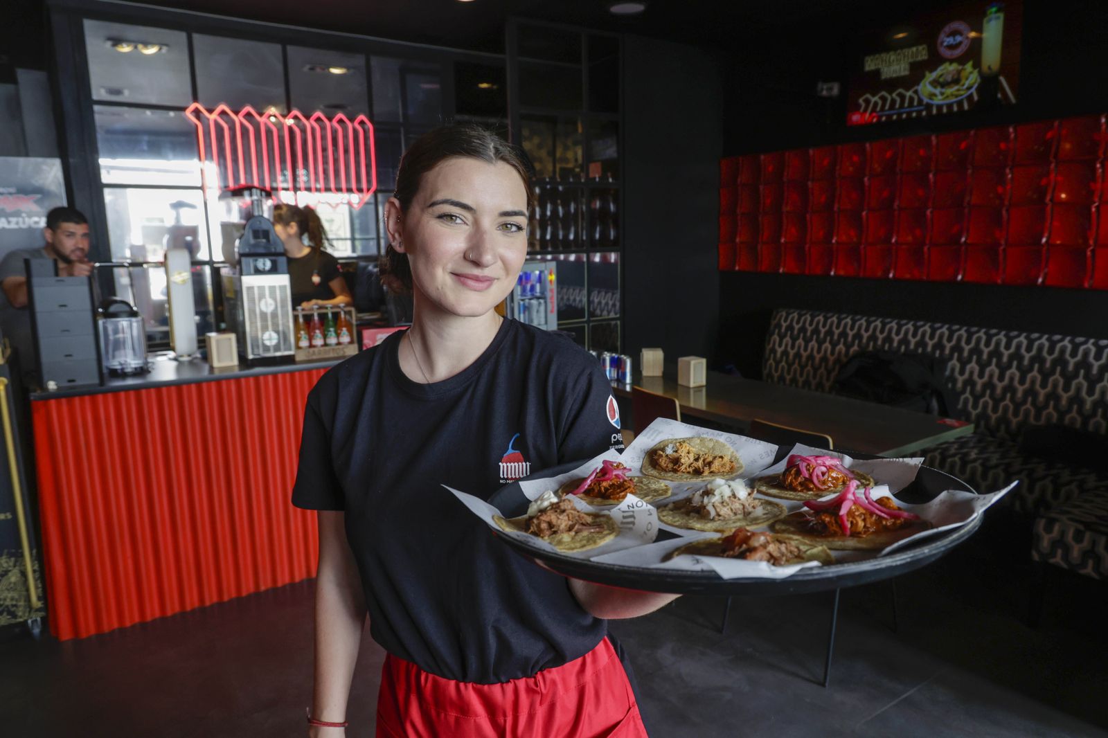 Una bandeja de tacos de No Mames Wey lista para consumir.