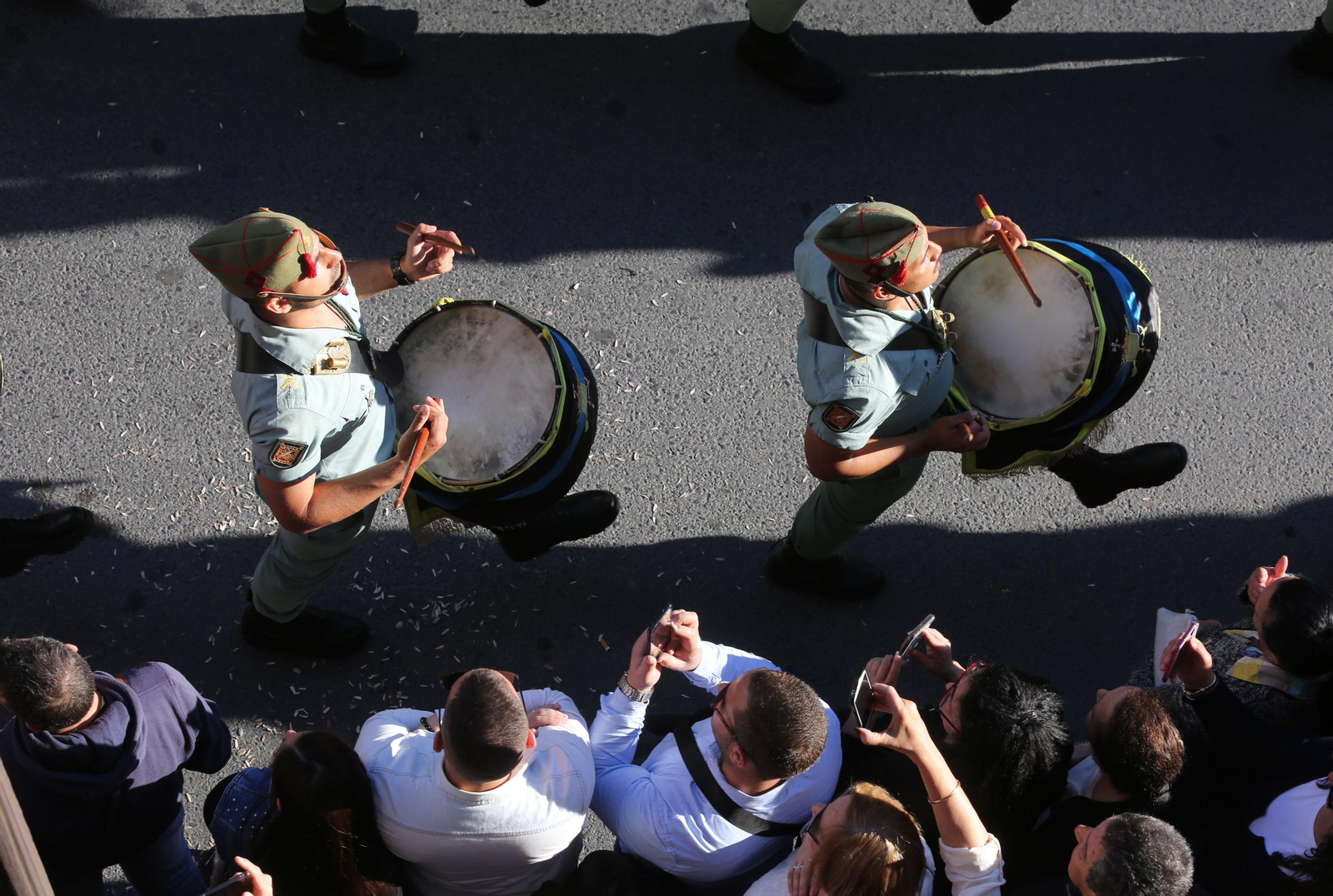 Procesión del Cristo de la Vera Cruz, escoltado por la Legión en las calles de Huelva