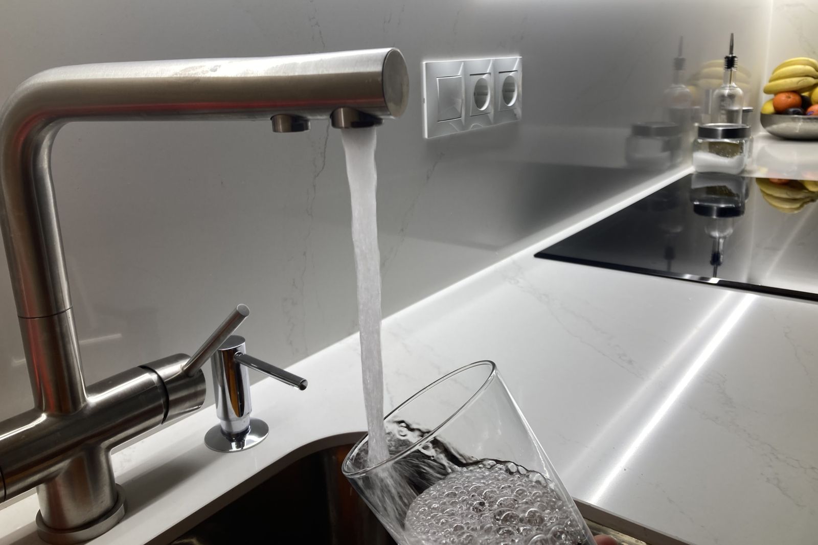 Una persona llena un vaso con agua procedente el grifo.