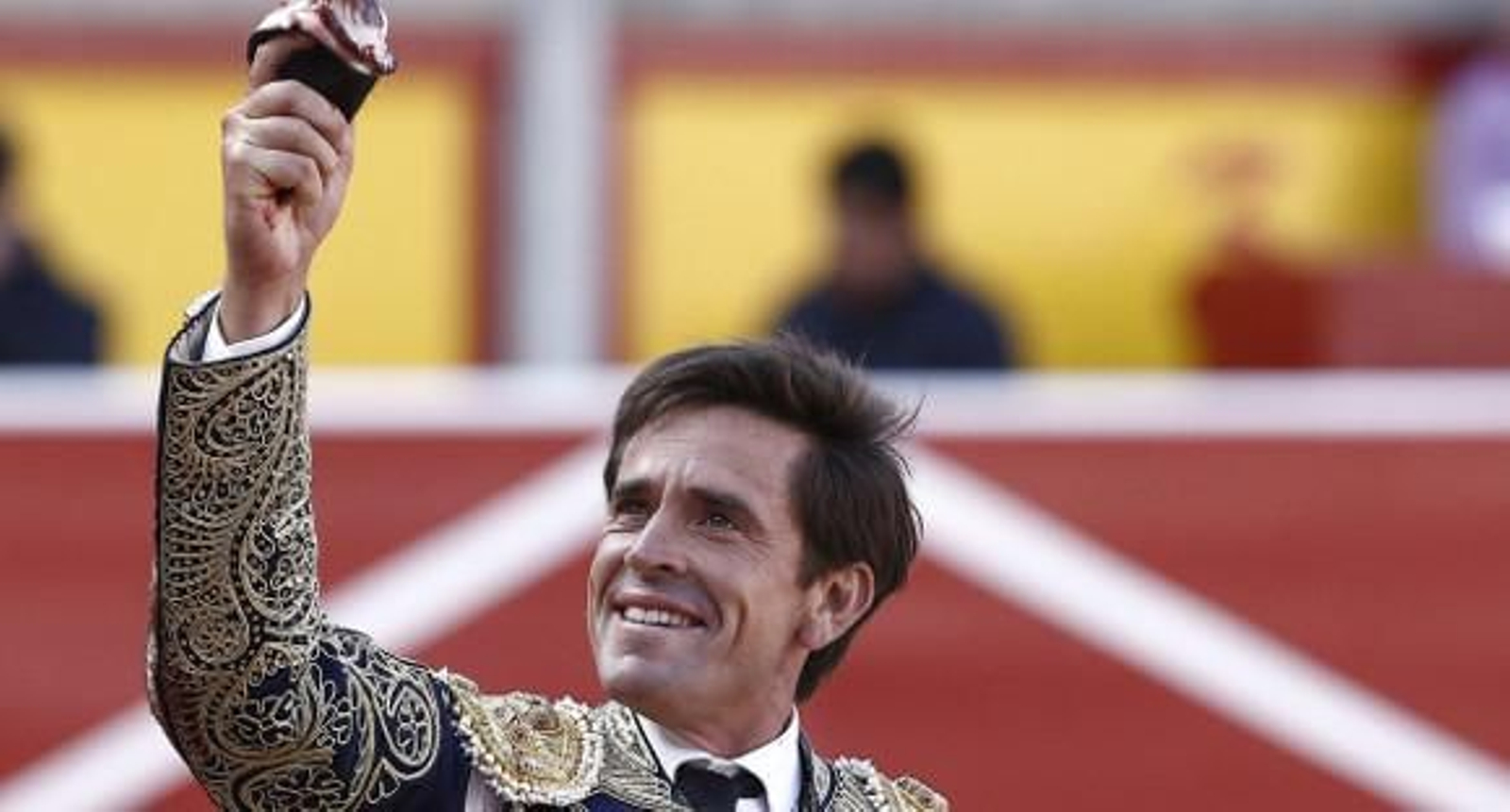 Dávila Miura, con una oreja en la mano.