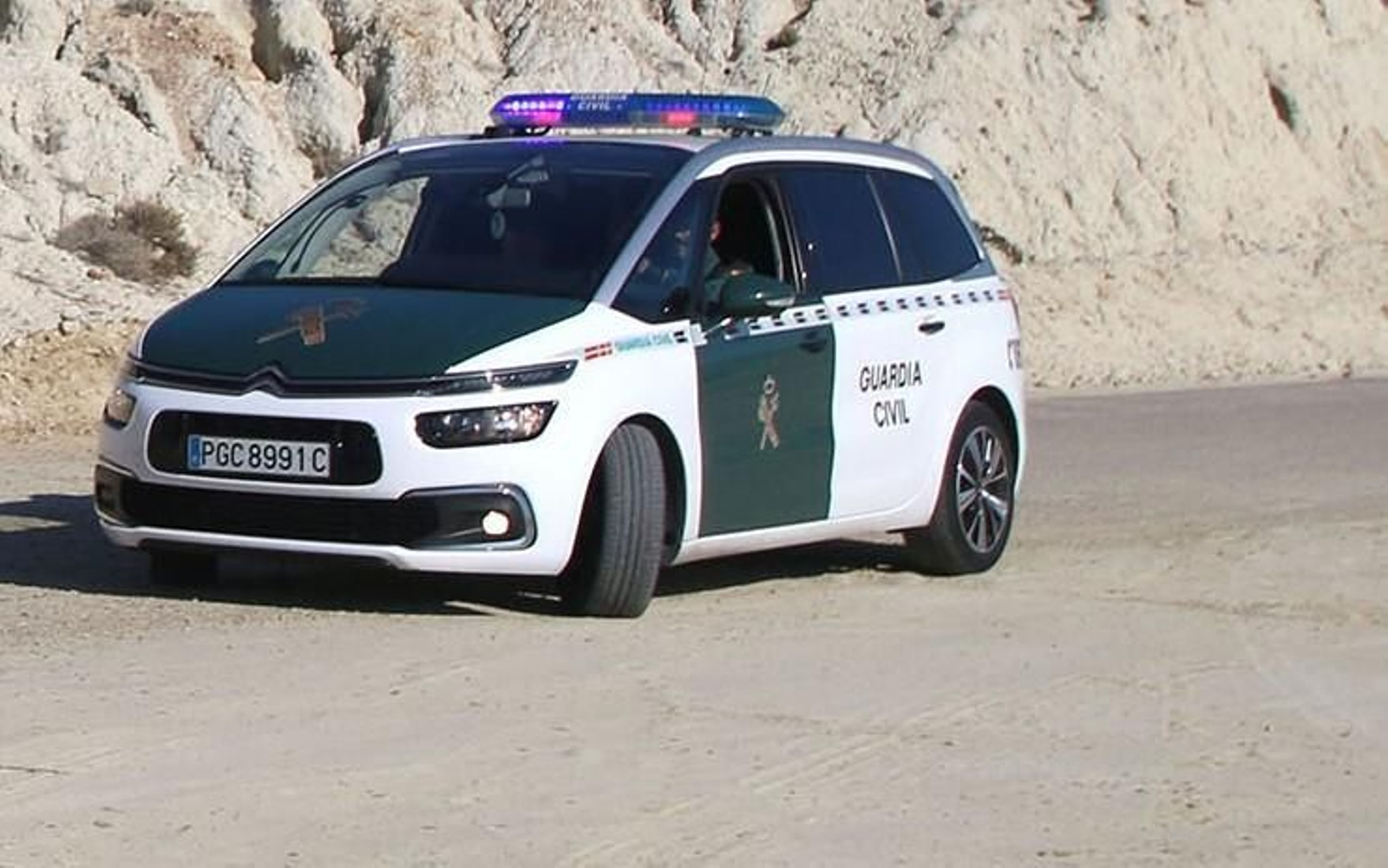 La Guardia Civil ha desplegado una veintena de patrullas por la zona donde se celebra la 'rave'.