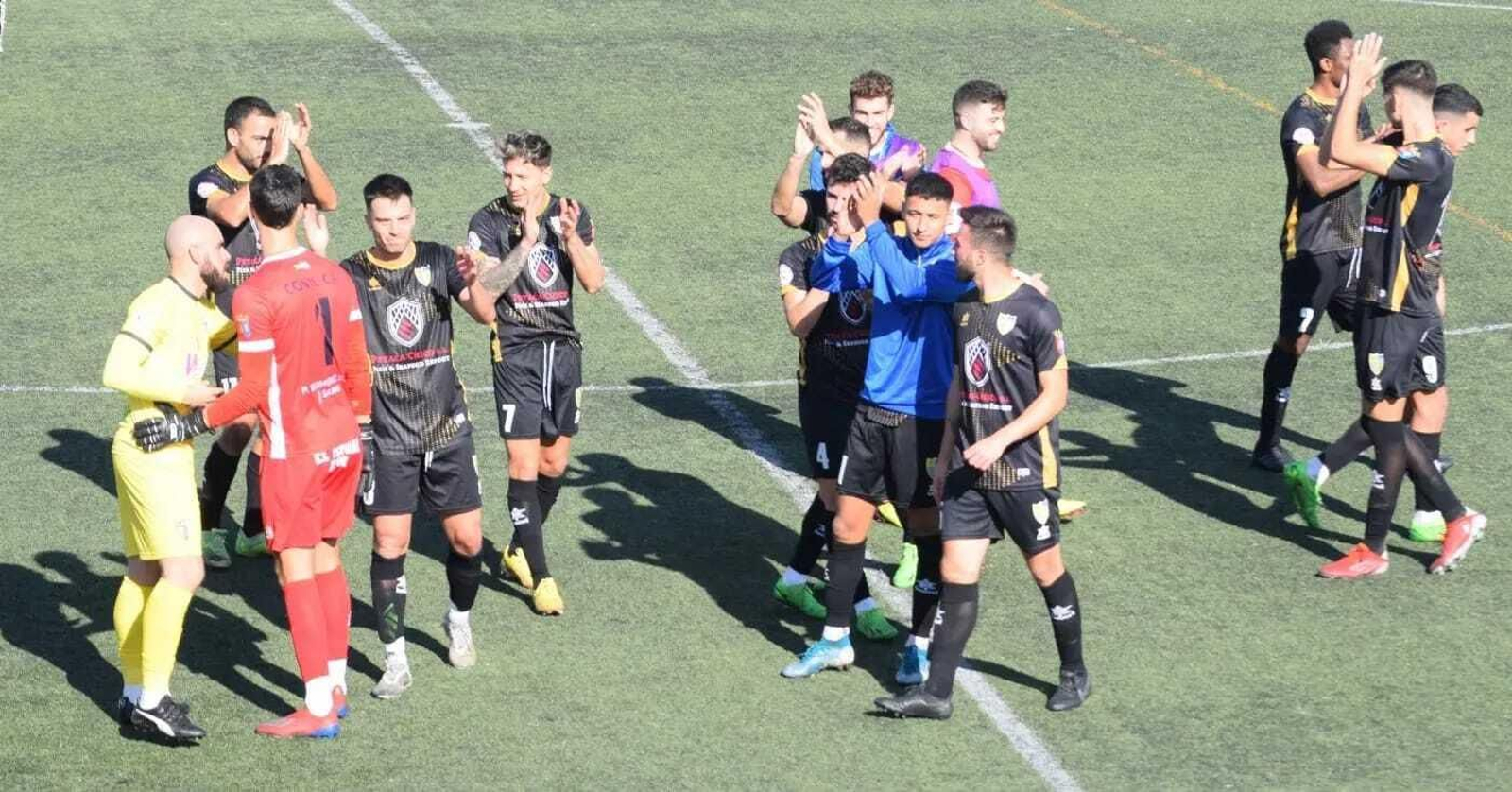 Los jugadores conileños aplauden a sus aficionados tras la goleada al Pozoblanco.