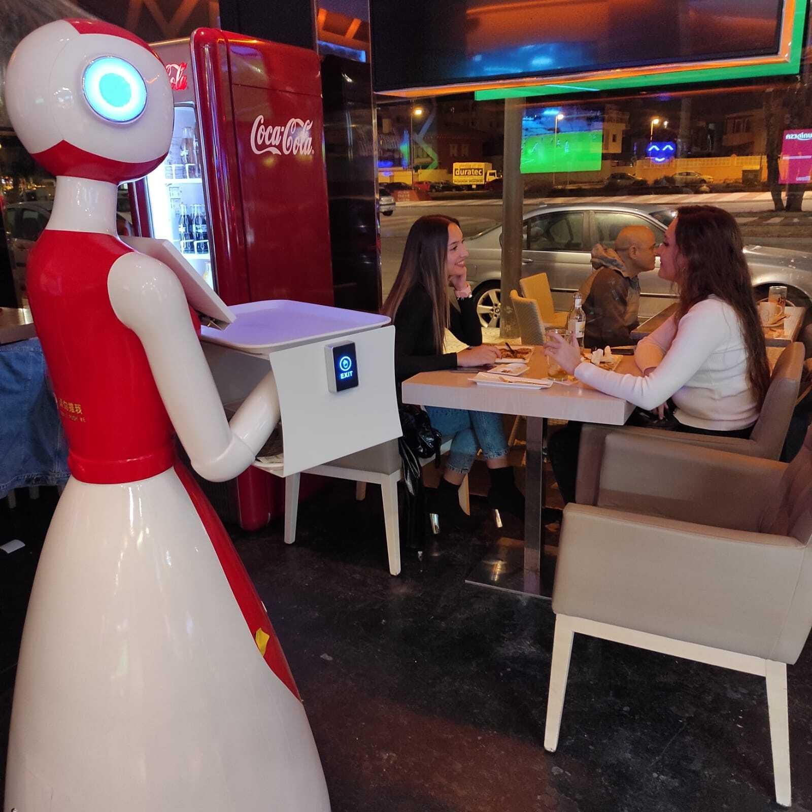 Siempre sonriente, se acerca a las mesas para atender a los clintes