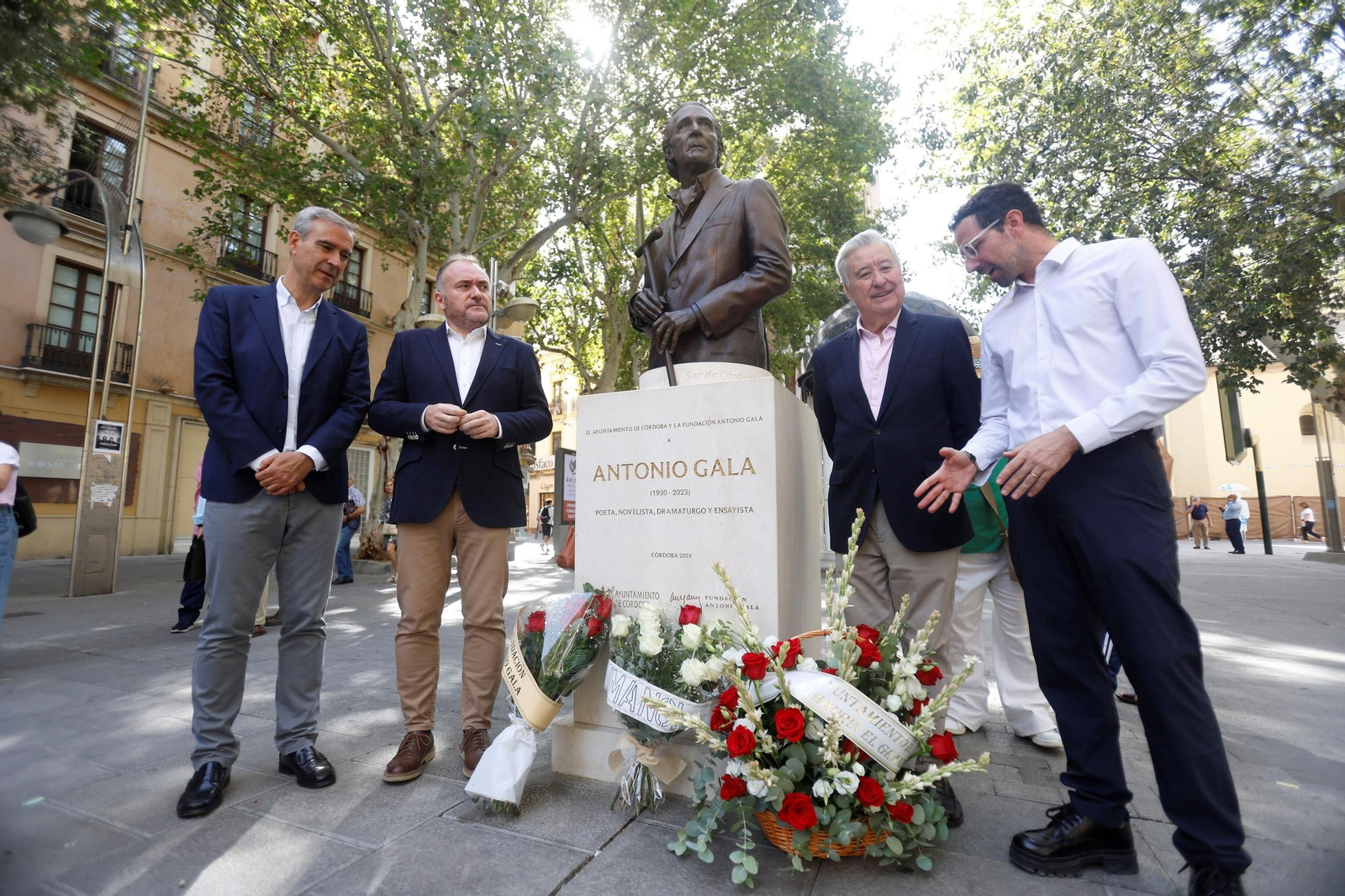 La ofrenda floral en honor a Antonio Gala, en imágenes