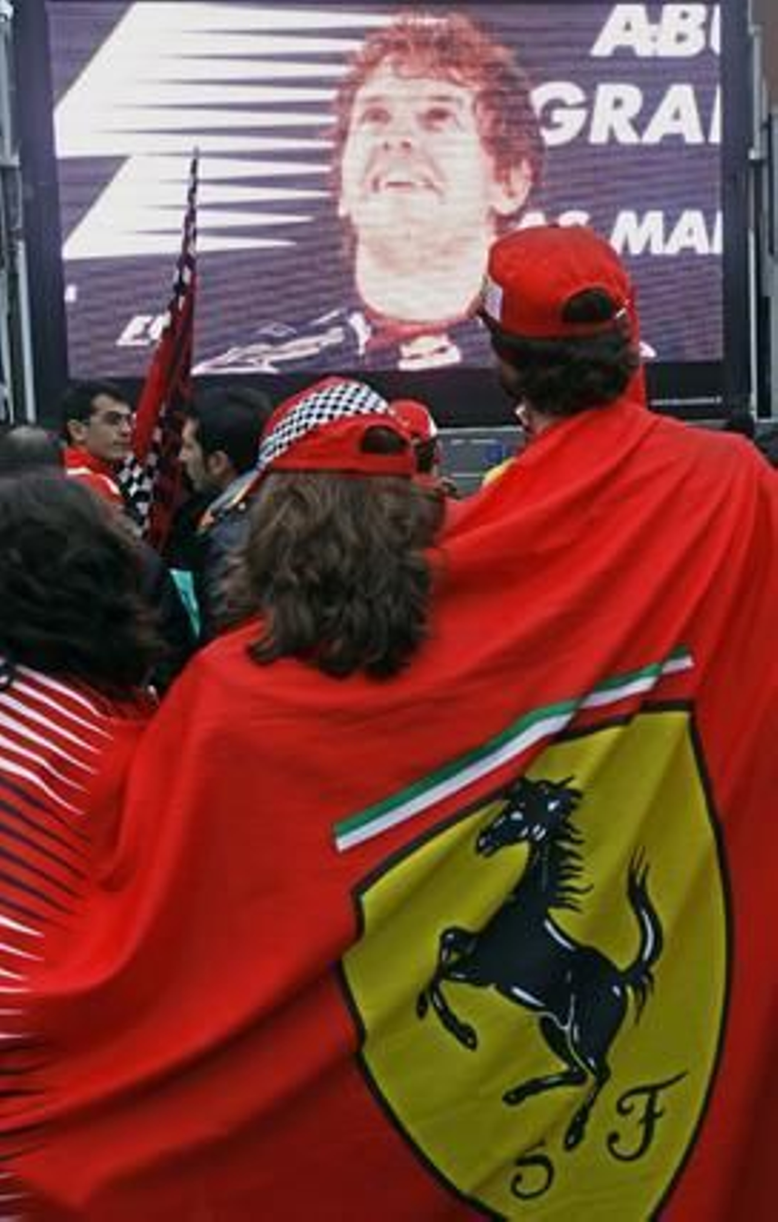 Los seguidores de Ferrari siguen la victoria de Sebastian Vettel en Abu Dhabi.

Foto: Reuters