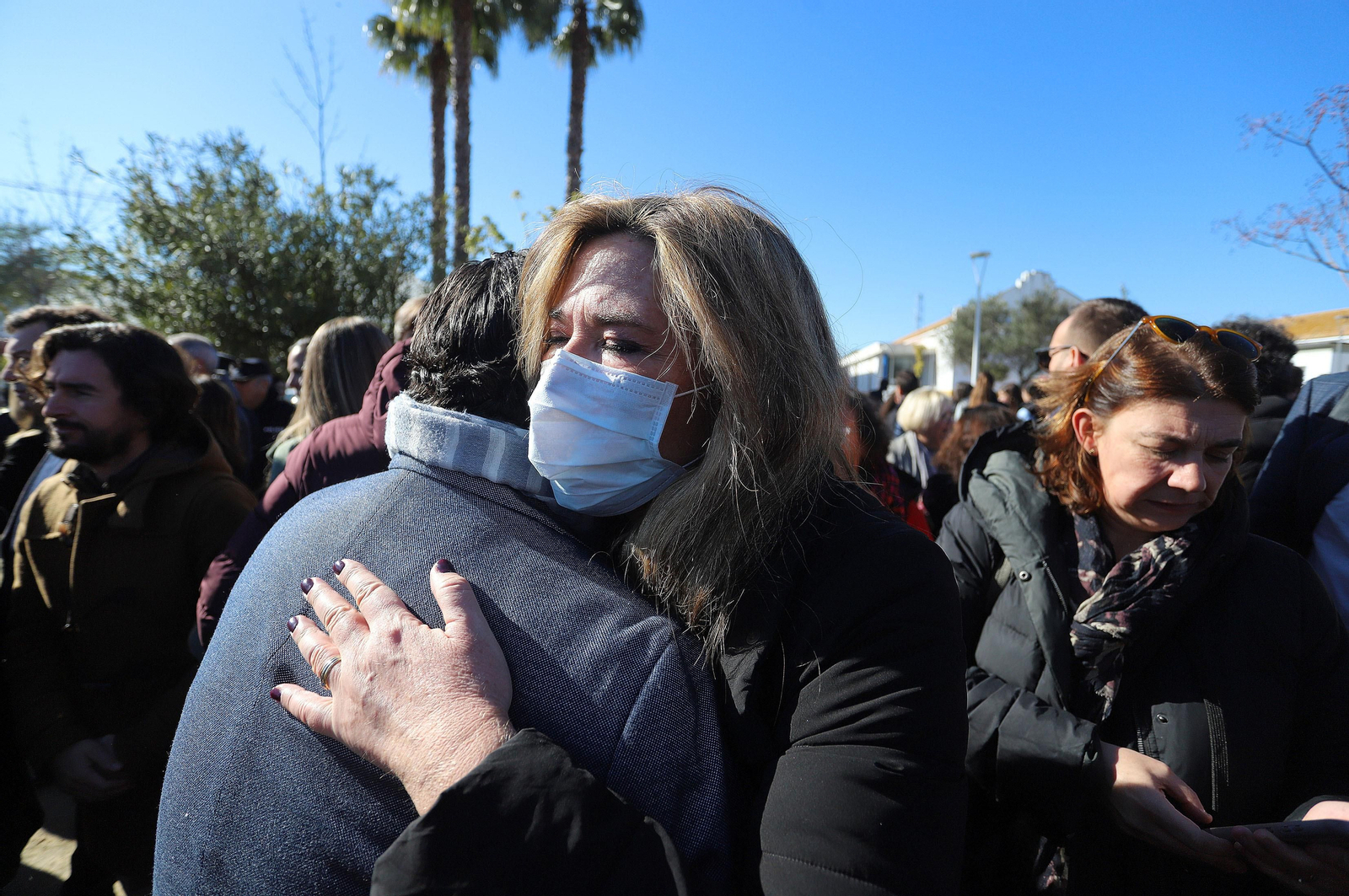 Imágenes del minuto de silencio guardado en la Universidad de Huelva en memoria de los estudiantes fallecidos en el incendio