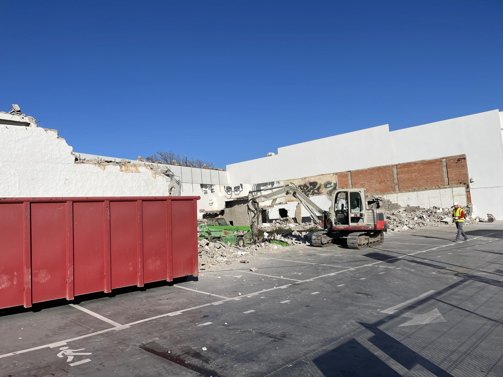 Las imágenes de la demolición del cine Tenis de Garrucha