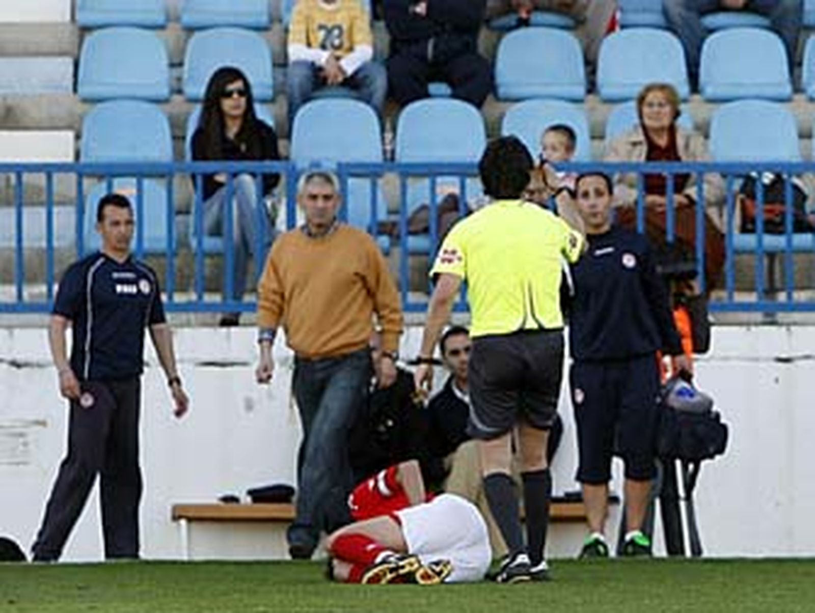 La Federación da dos semanas al Granada 74 para fichar un futbolista que supla a Juanlu