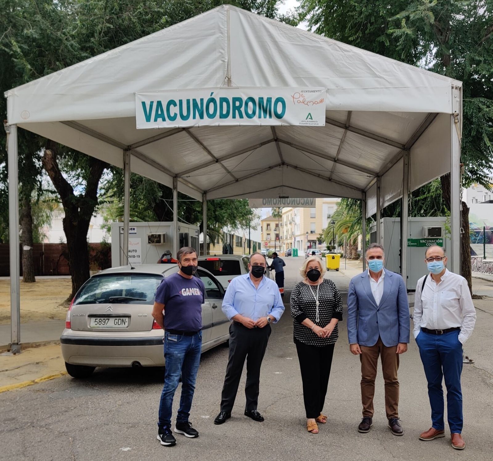 Visita de Manuela Caro al punto de Auto-Vacunación de La Palma del Condado.