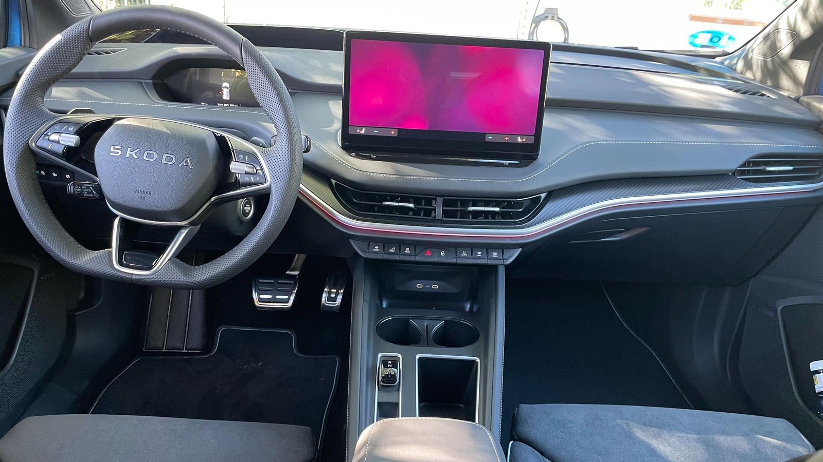 La dirección en estos Elroq puede ser de tipo progresivo como alternativa a la estándar, lo que permite un mejor manejo en curva, por ejemplo.