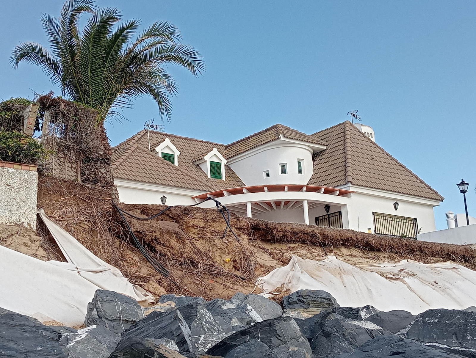 Imágenes de la playa de El Portil tras el temporal de viento y lluvia de ayer en Huelva