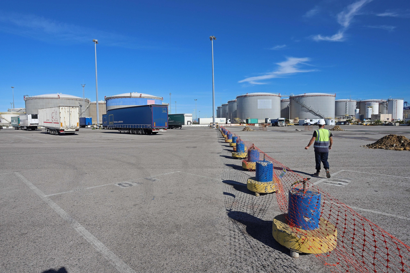 Vista de la actual explanada de aparcamiento que va a ser ampliada.