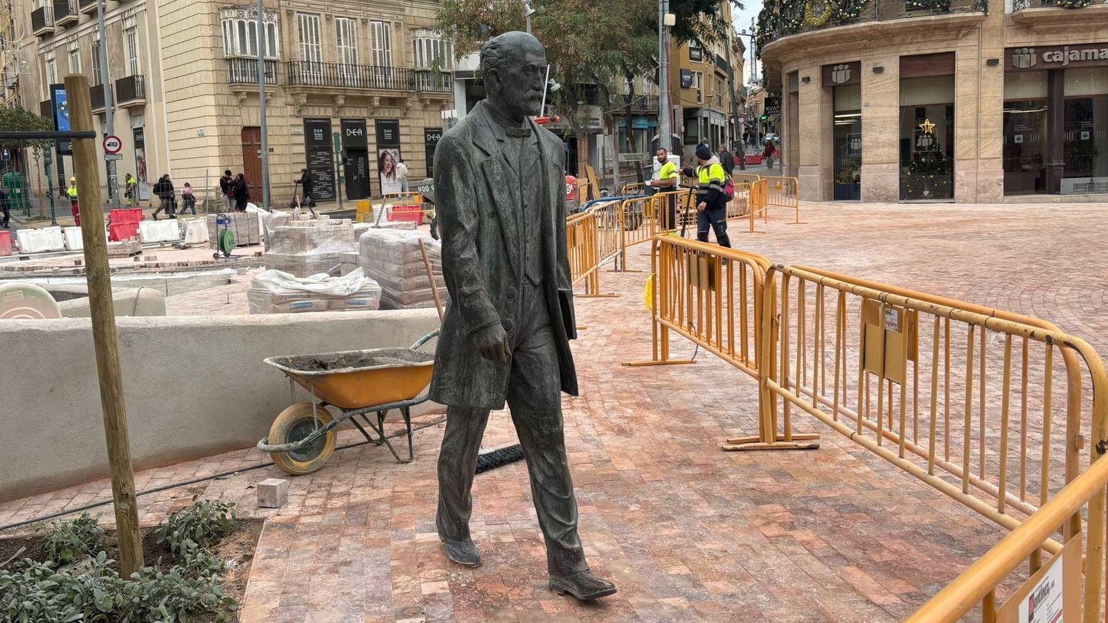 Nicolás Salmerón pasea entre las obras de la Puerta Purchena.