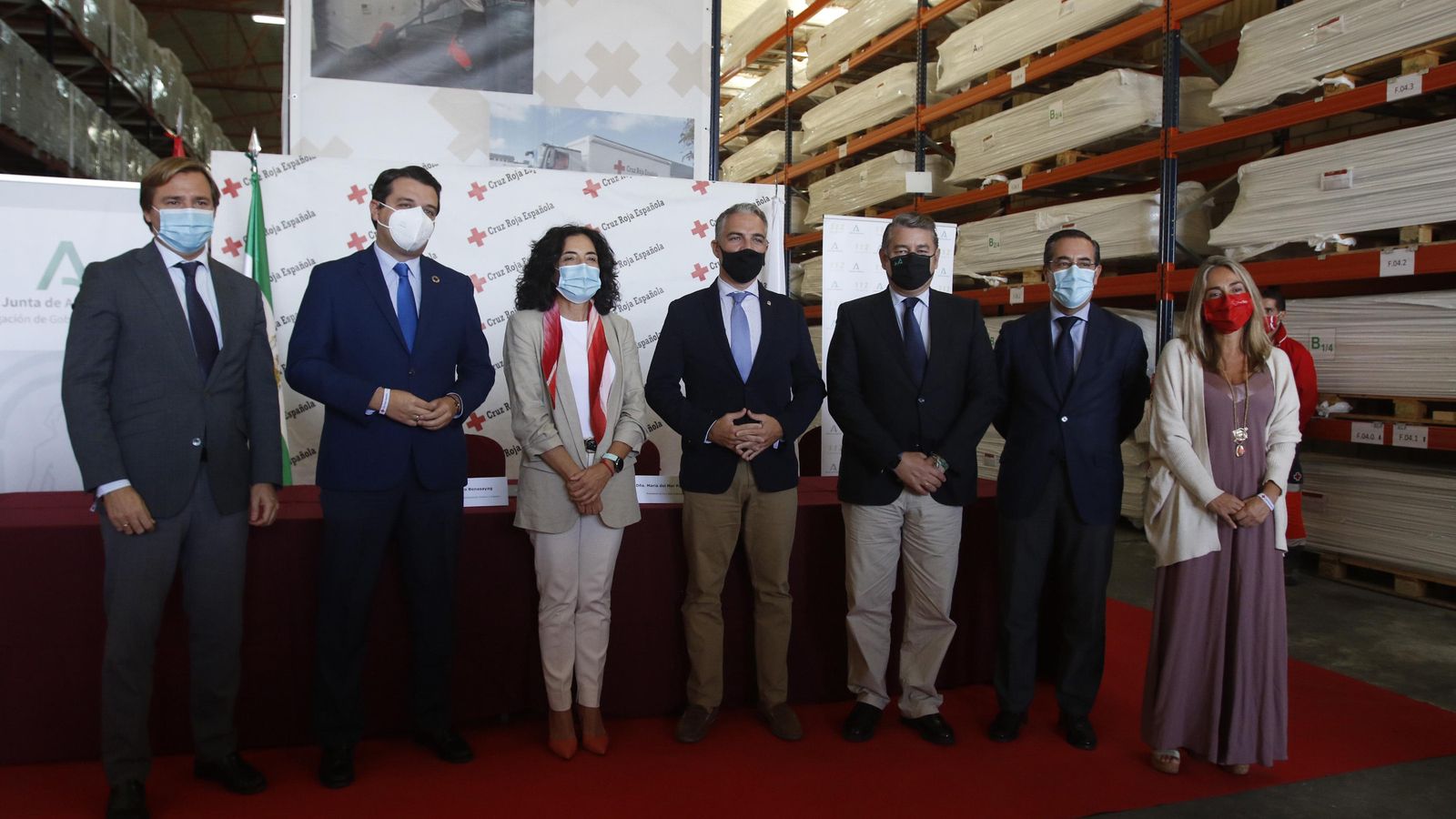 Foto de familia durante la firma del convenio