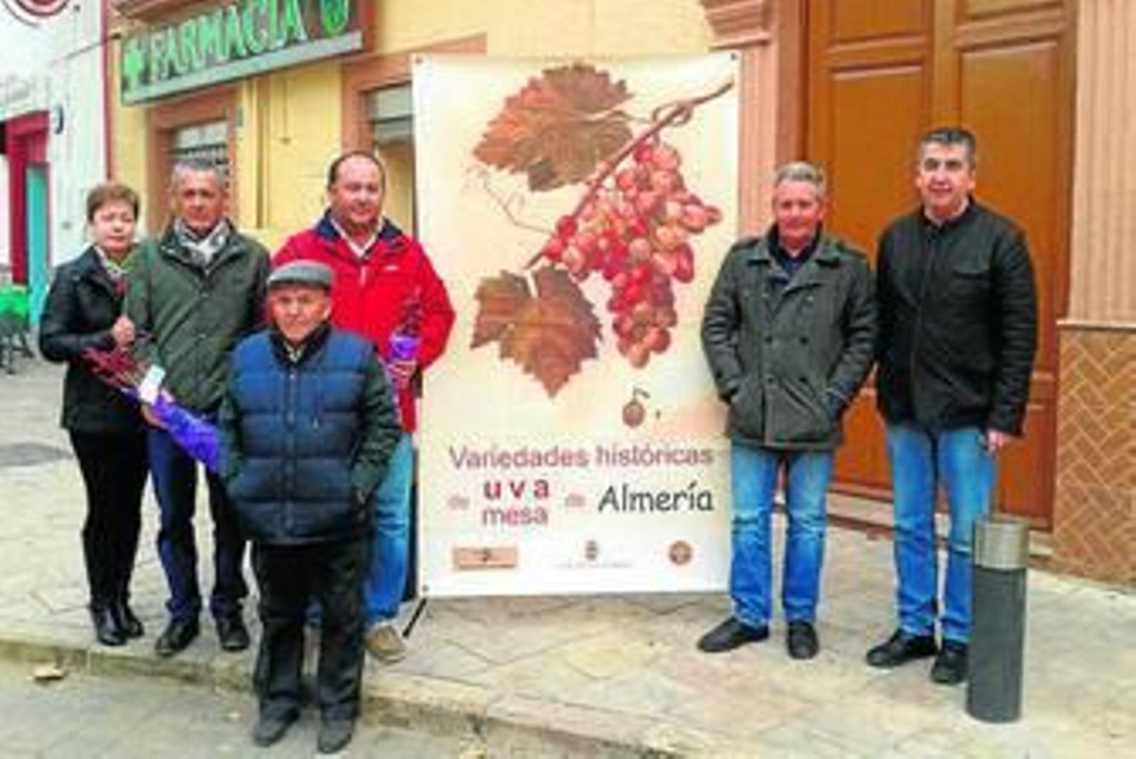 Personas que acudieron a recoger sus parras con Alejandro Buendía.