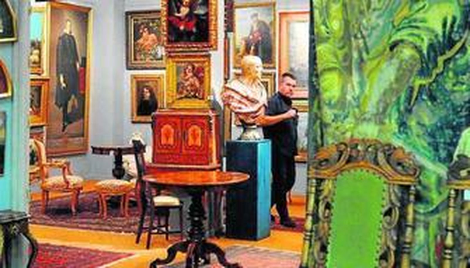 1. 'Retrato de Felipe IV', una de las réplicas que Velázquez hizo del cuadro  del Prado. 2. Detalle de la exposición de Isbilya Subastas. 3. Pared dedicada a la obra de Domínguez Bécquer, Zuloaga y Alejo Fernández. 4. 'San Miguel' de Berruguete.