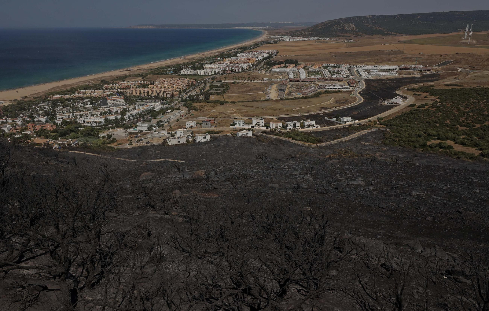 Así han quedado Atlanterra y Zahara de los Atunes tras el incendio forestal en la Sierra de la Plata de Tarifa
