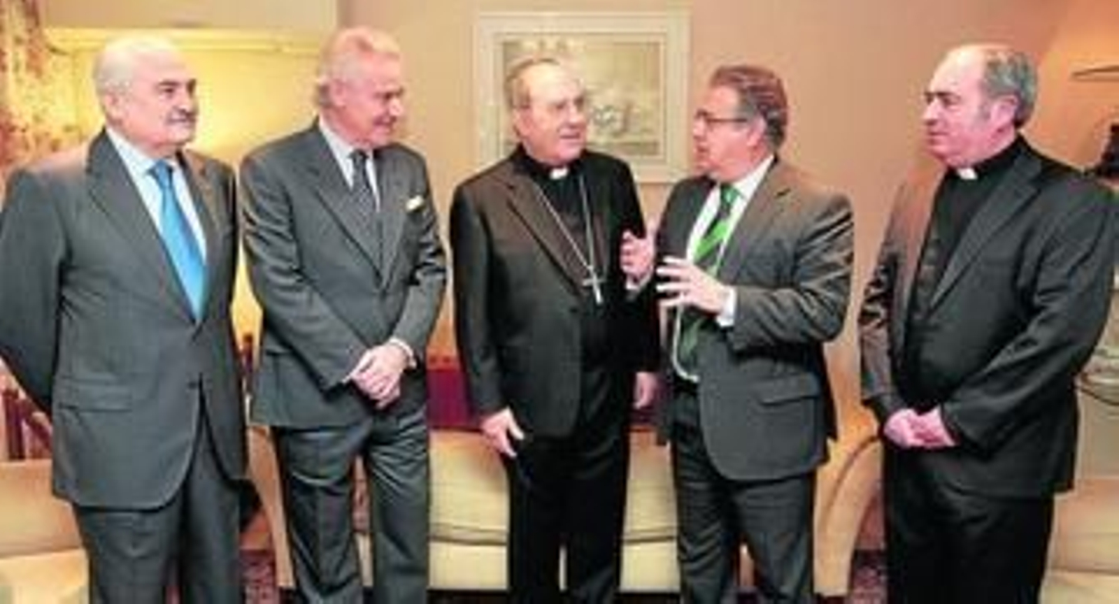 El pregonero, Francisco Berjano, acompañado por el presidente del Consejo, Carlos Bourrellier; el arzobispo, monseñor Asenjo; el alcalde, Juan Ignacio Zoido; y el delegado diocesano de Hermandades, Manuel Soria.