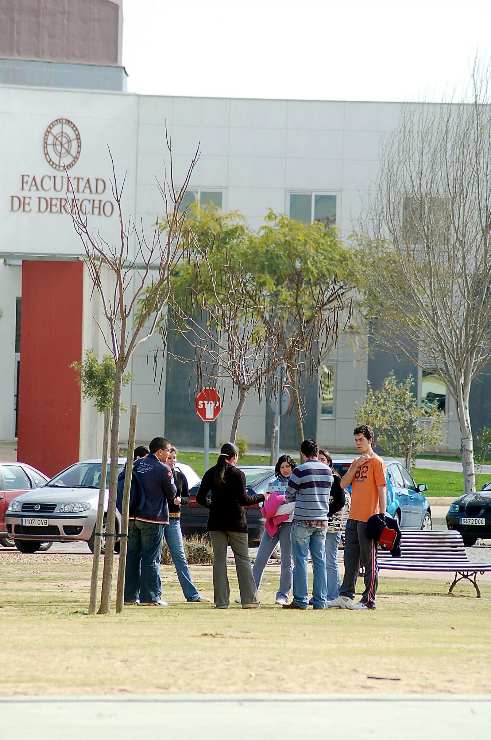 Un grupo de estudiantes frente a la Facultad de Derecho en el Campus del Carmen.