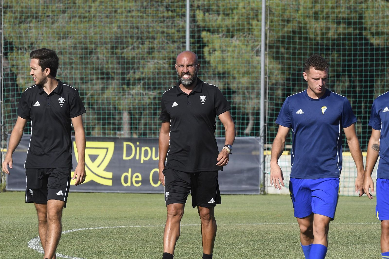 Raúl López (c) camina por el campo número 4 de las instalaciones de El Rosal.