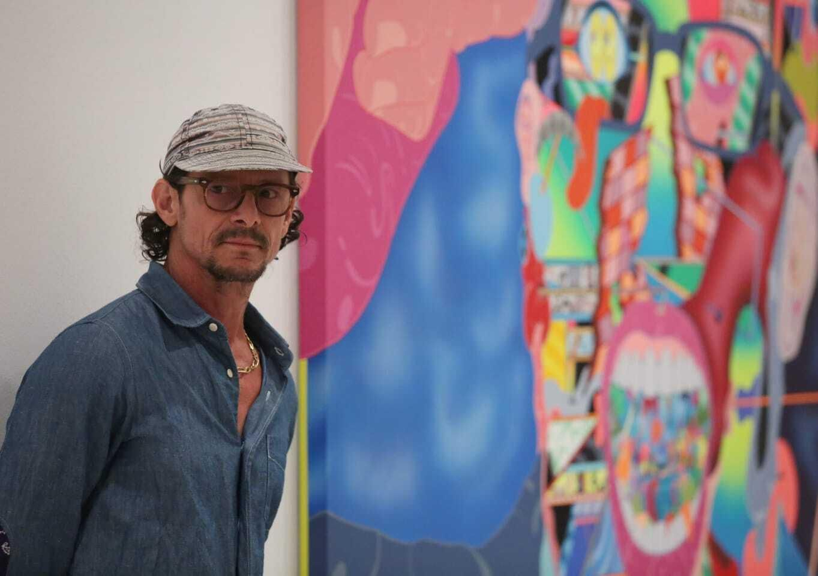 Erik Parker junto a una de sus obras este viernes en el CAC Málaga.